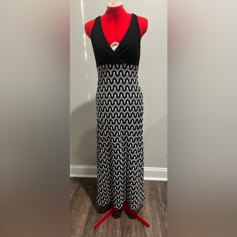 Sleeveless V-neck black/white crochet dress